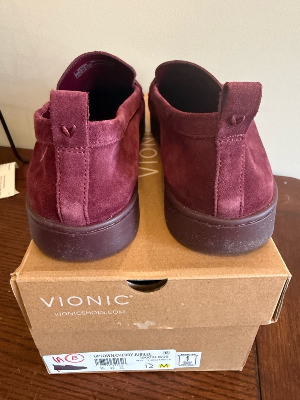 Vionic women’s Burgundy Suede Slip-On Loafer New - Picture 4 of 6